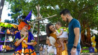 Busch Gardens Spooktacular 2023 Kandy and Family (1) (2)